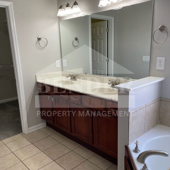 Building Photo - Emmyllie Ct- 130/132