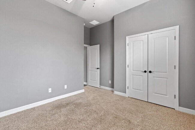 Building Photo - 10104 Longhorn Skyway