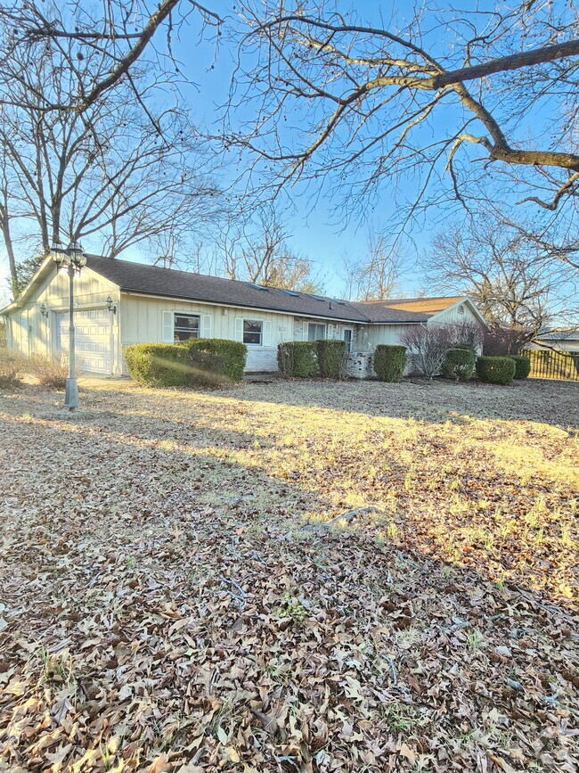 Building Photo - 900 N Beadle Dr