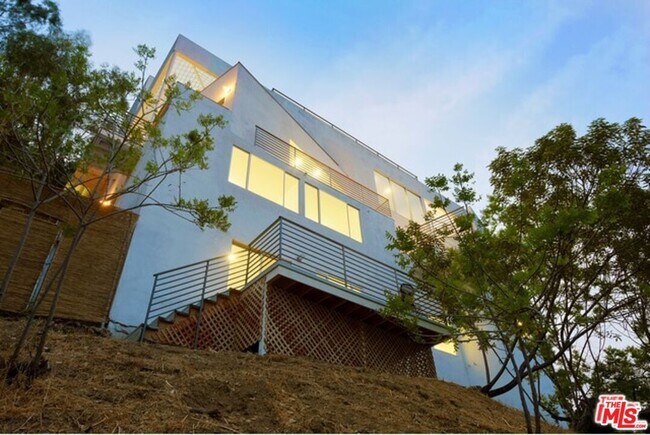 Building Photo - 3624 Avenida Del Sol