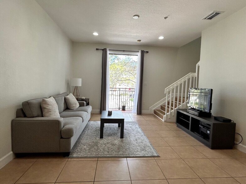 Building Photo - 430 SW 147th Ave