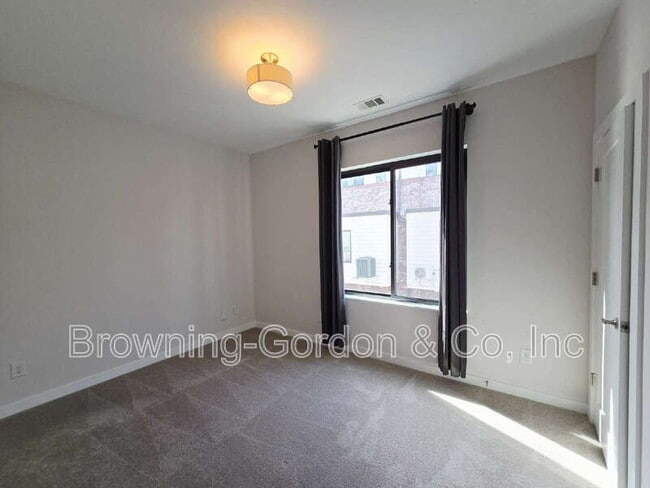 Building Photo - 1035 Chester Ave