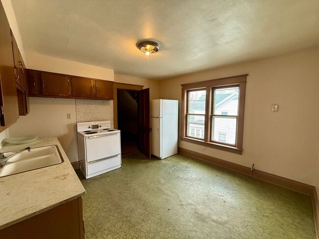 Building Photo - 909 S 6th Ave