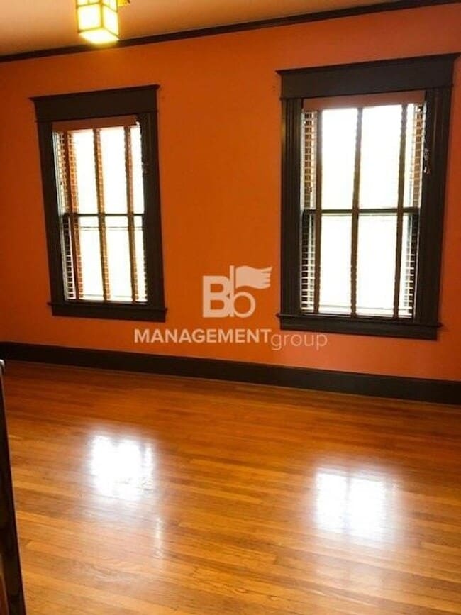 Building Photo - Close-In NE Portland Victorian Offers  Perfect Blend of  Old Charm with Newer Amenities. Lush Pri...