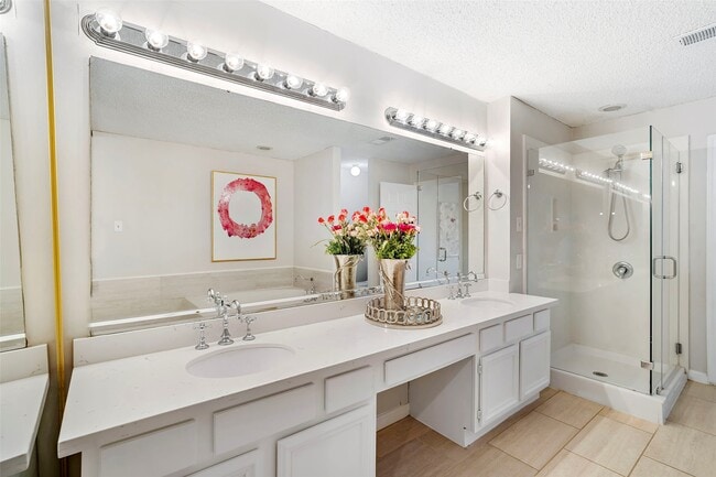 Building Photo - 12800 Briar Forest Dr