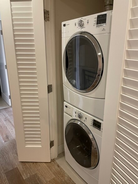 Building Photo - 1666 Greenfield Ave