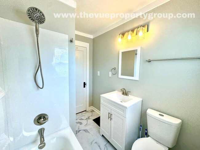 Building Photo - MOVE IN SPECIAL! Move in this November and...