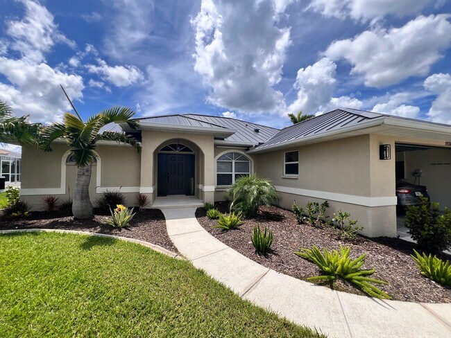Primary Photo - Waterfront Paradise in Punta Gorda Isles –...