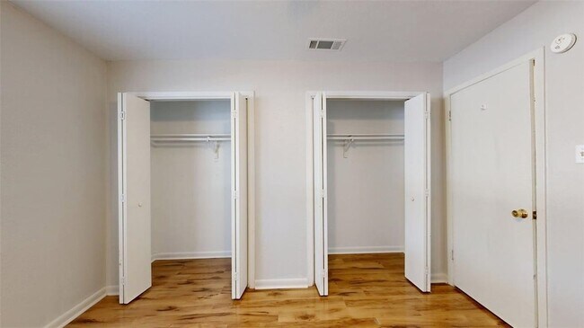 Building Photo - 412 University Oaks Blvd