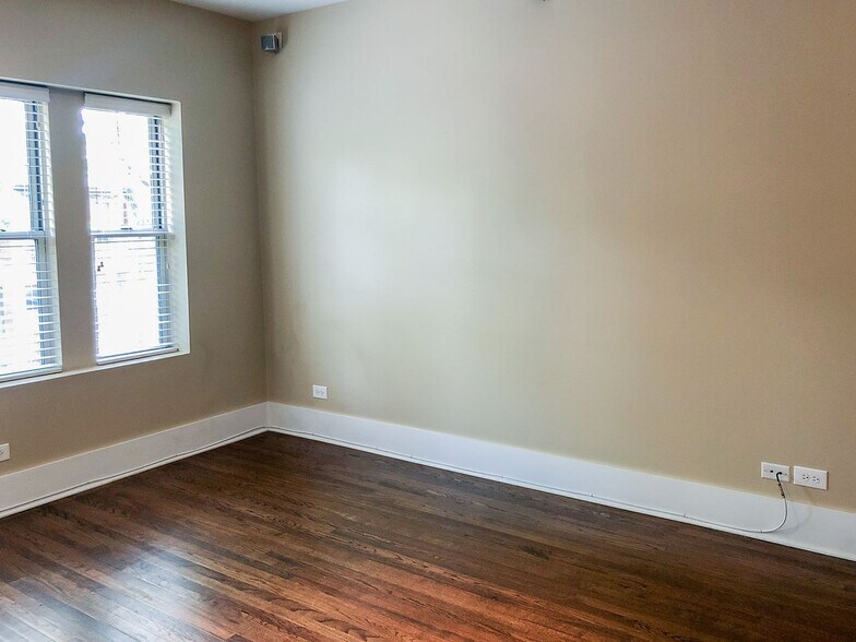 Building Photo - 1847 W Cornelia Ave