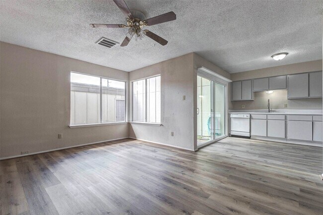 Building Photo - 2952 Meadowgrass Ln