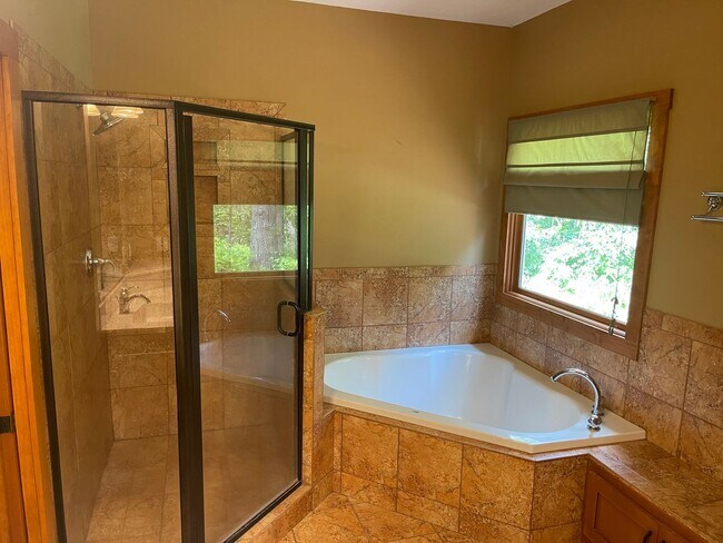 Building Photo - Charming 2 Bed, 2 Bath Custom Ranch on 5 A...
