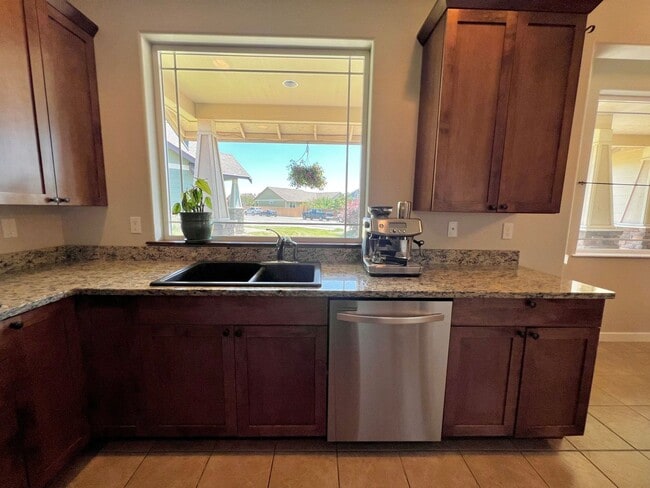 Building Photo - Modern 3 Bedroom Home