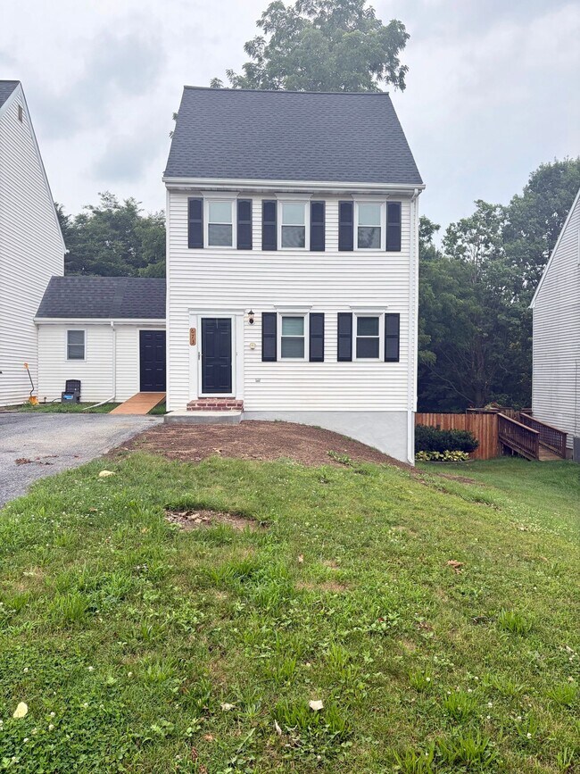Building Photo - 673 S Cedar St