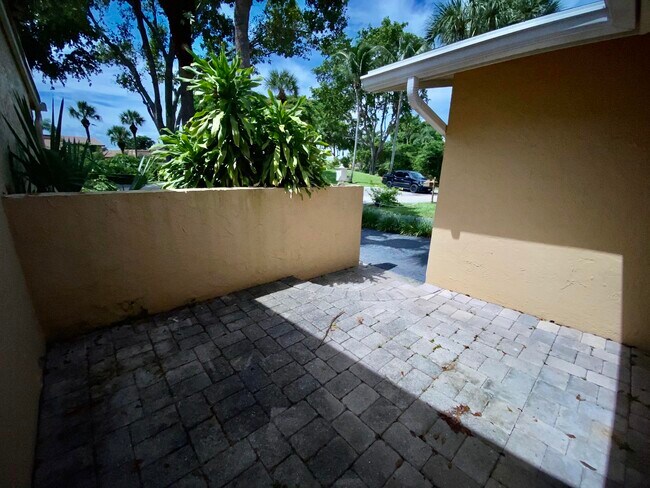 Building Photo - 6447 Parkview Dr
