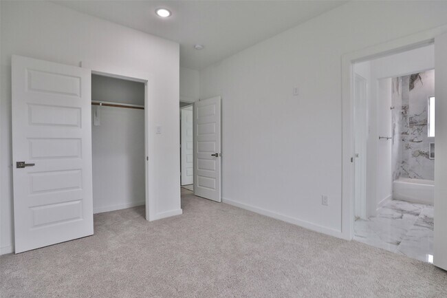 Building Photo - 9339 Lavender St