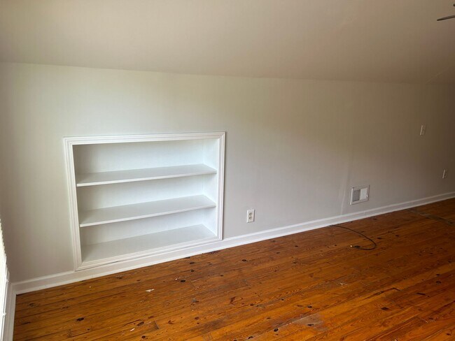 Building Photo - AVAILABLE MID-JUNE!