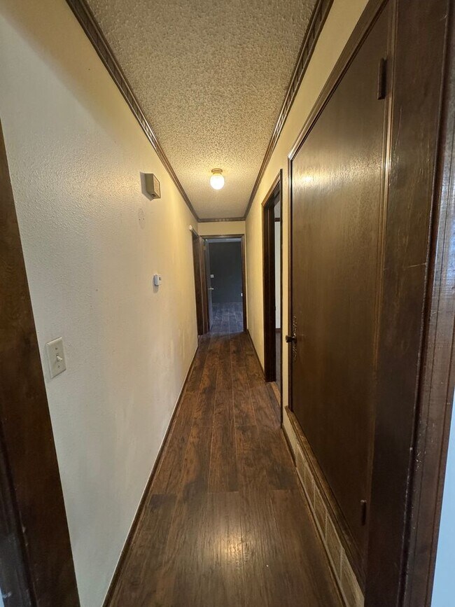 Building Photo - Great Duplex in Medical District 2 Bedroom 1 Bath Washer and Dryer Hook Ups