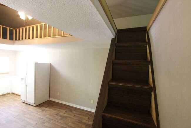 Building Photo - Tiny Home Living in Whitehouse!