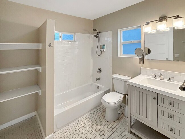 Building Photo - Charming 2BD/1BA Condo in University Heigh...
