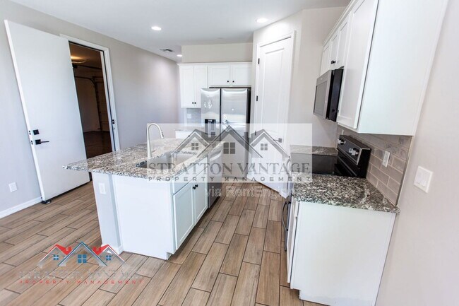 Building Photo - 36005 W San Clemente Ave