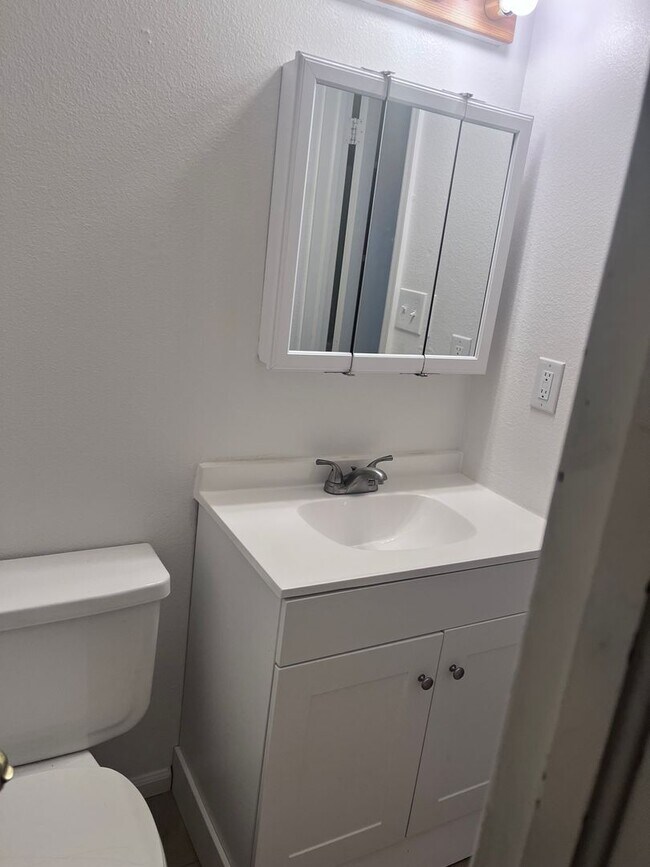 Building Photo - 127 W 45th St