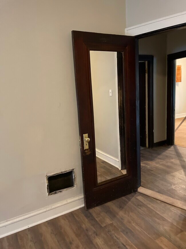 Building Photo - 4870 E Lee Ave