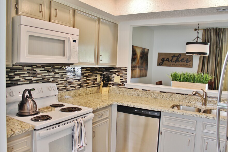 Building Photo - 7805 Renaissance Ct