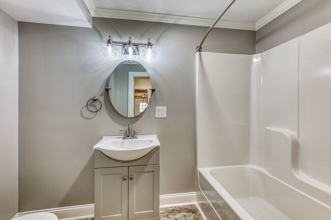 Building Photo - 5 Bedroom / 3.5 Bath Home Blountville, TN