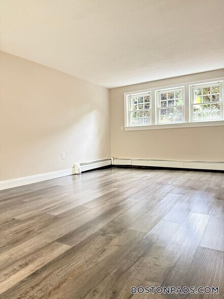 Building Photo - 887 Varnum Ave