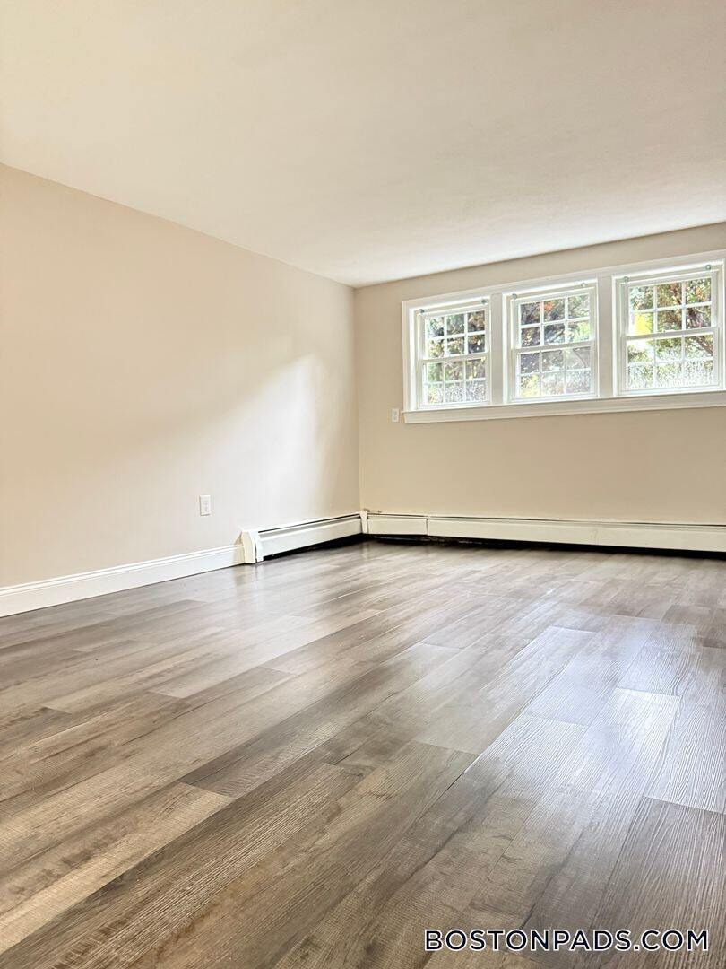 Building Photo - 887 Varnum Ave