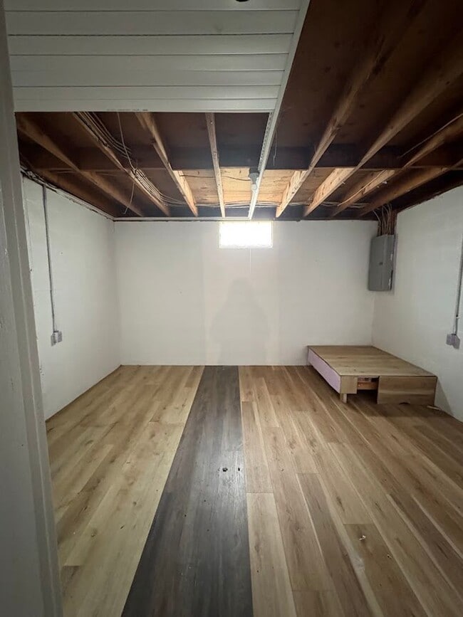 Building Photo - Large 4 bedrooms 1 full bathroom home for rent