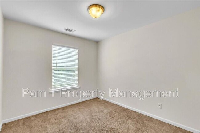 Building Photo - 213 Cromer St
