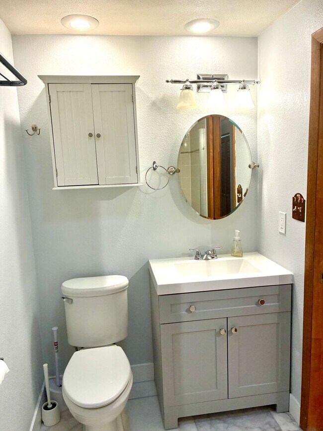 Building Photo - Beautiful open floorplan - 3 Bedroom/ 2 Bath - HUGE fenced backyard