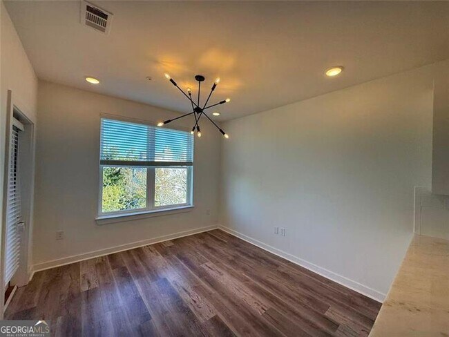 Building Photo - 525 Parkway Dr NE