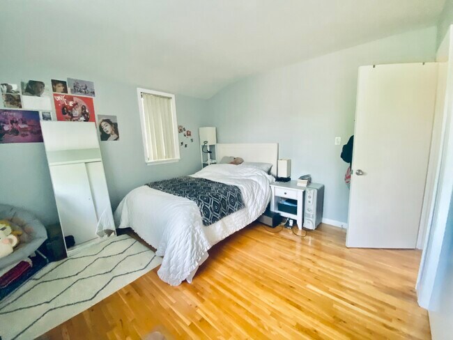 Building Photo - 14 Windsor Rd