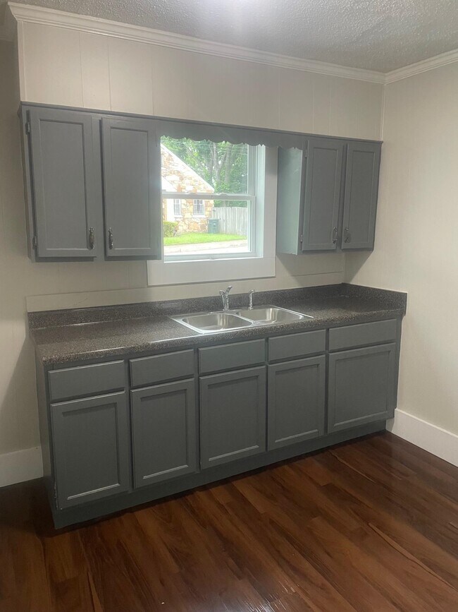 Building Photo - 804 Columbia St