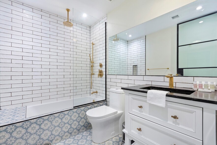 Building Photo - 1252 N Las Palmas Ave