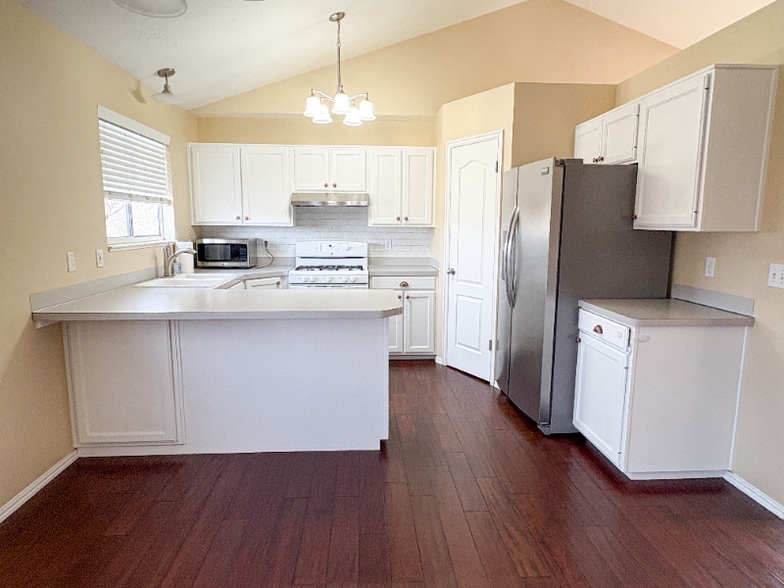 Building Photo - 1075 E Pheasant View Dr