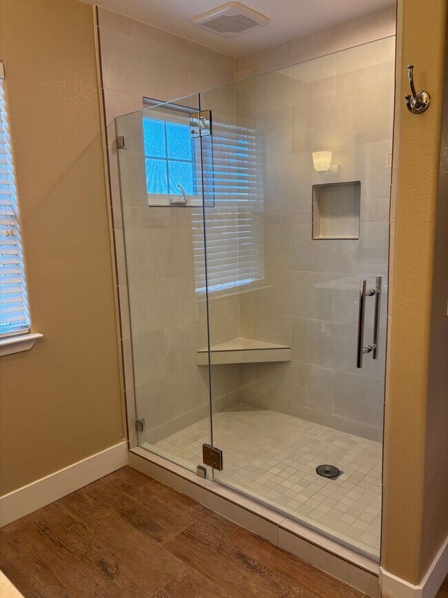 Building Photo - Large 4 Bedroom 3 bath Home, Plus Bonus Ro...