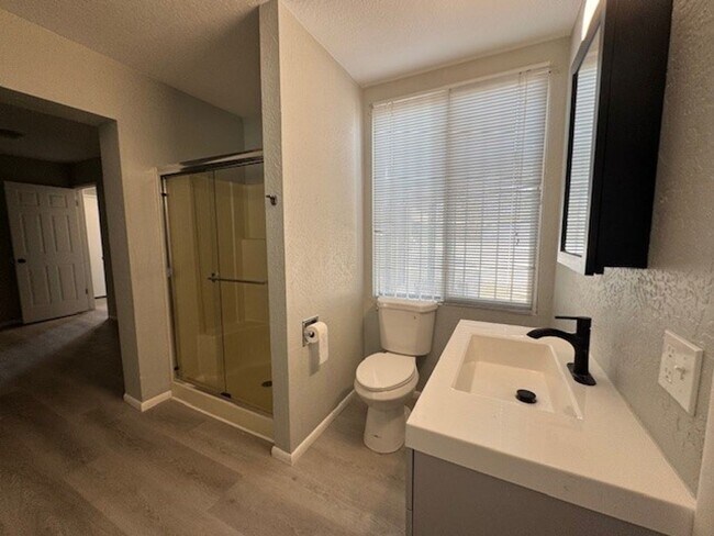 Building Photo - 2BR Remodeled and Updated, Large cement pa...