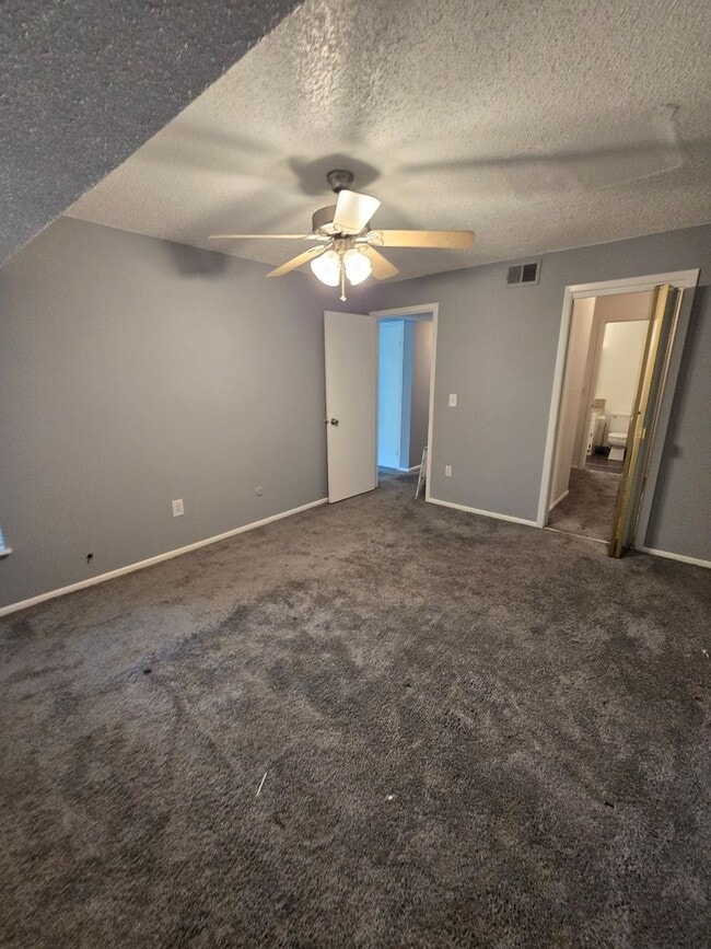 Building Photo - One Bedroom Condo