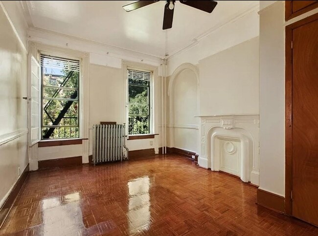Building Photo - 161 Monroe St