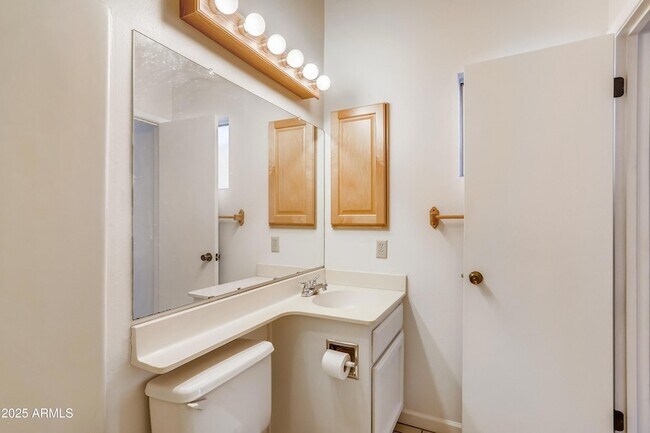 Building Photo - 510 E Sequoia Dr