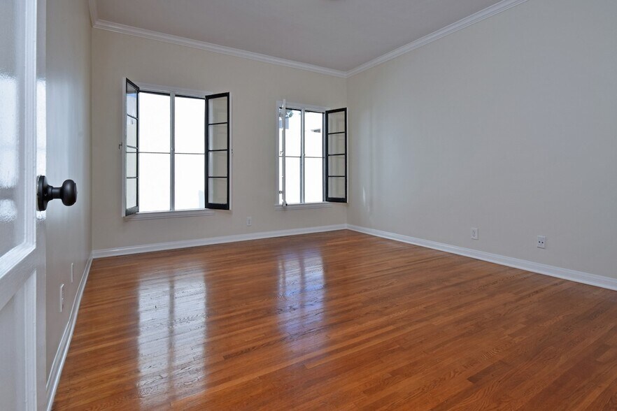 Building Photo - 724 S Genesee Ave