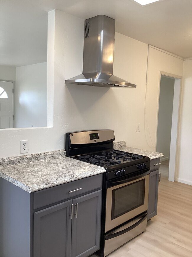 Building Photo - Single Story Updated Pet Friendly Home