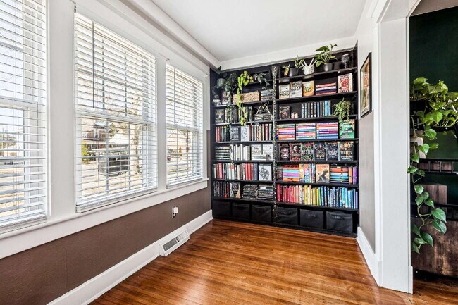 Building Photo - 102 Pear Ave