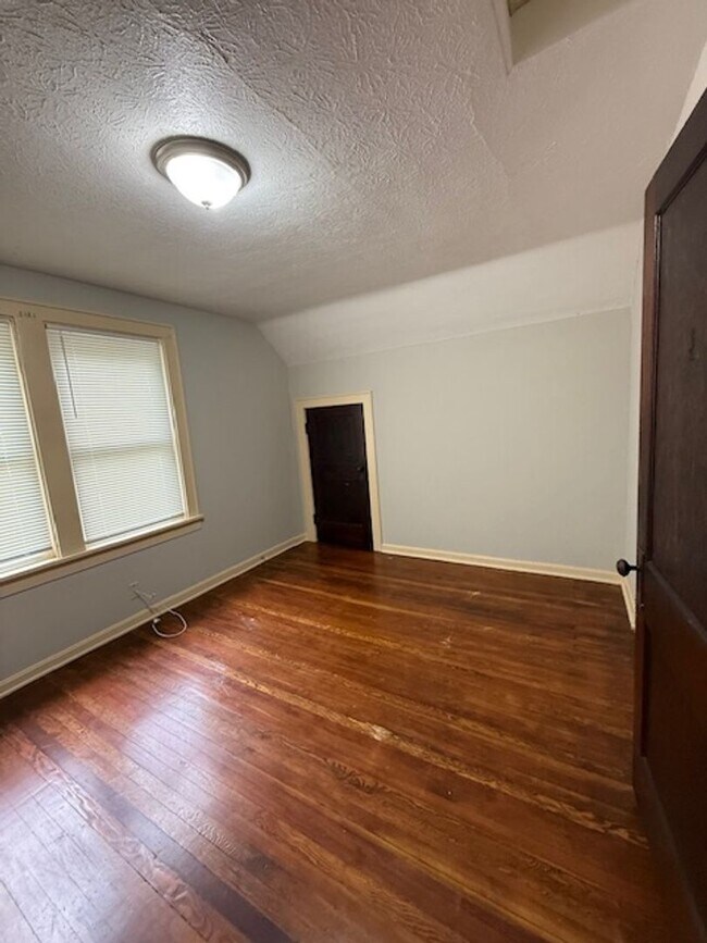 Building Photo - Large 3 Bedroom home with 2 car garage