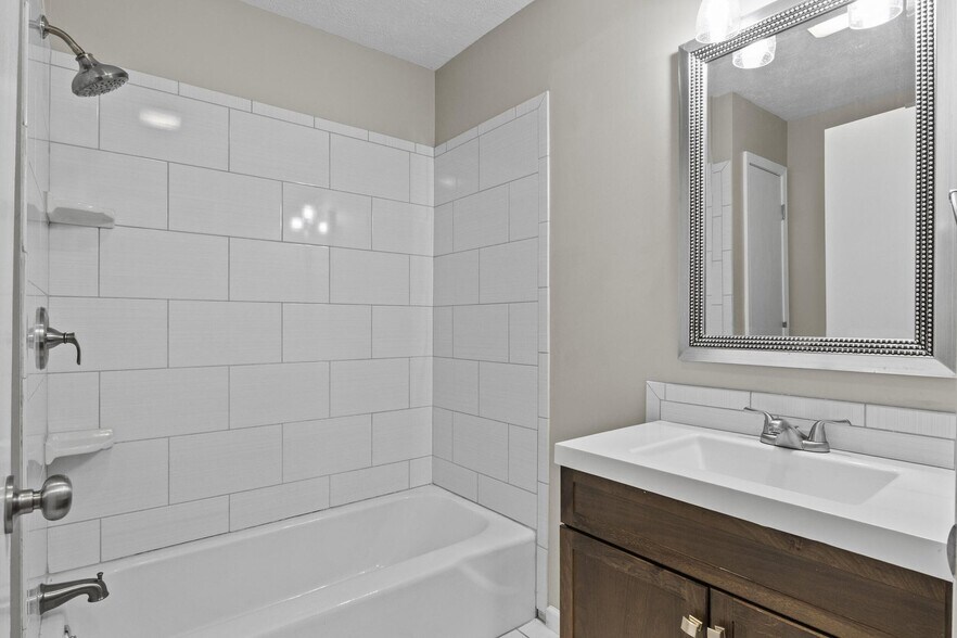 Building Photo - 3483 Lansdowne Dr