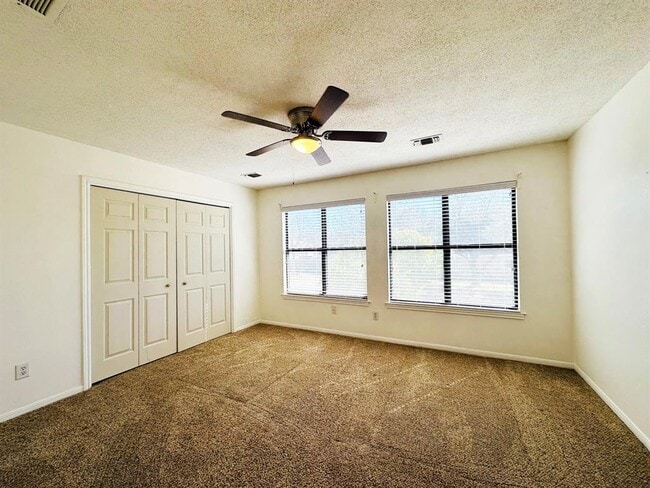 Building Photo - 306 Applewood Dr